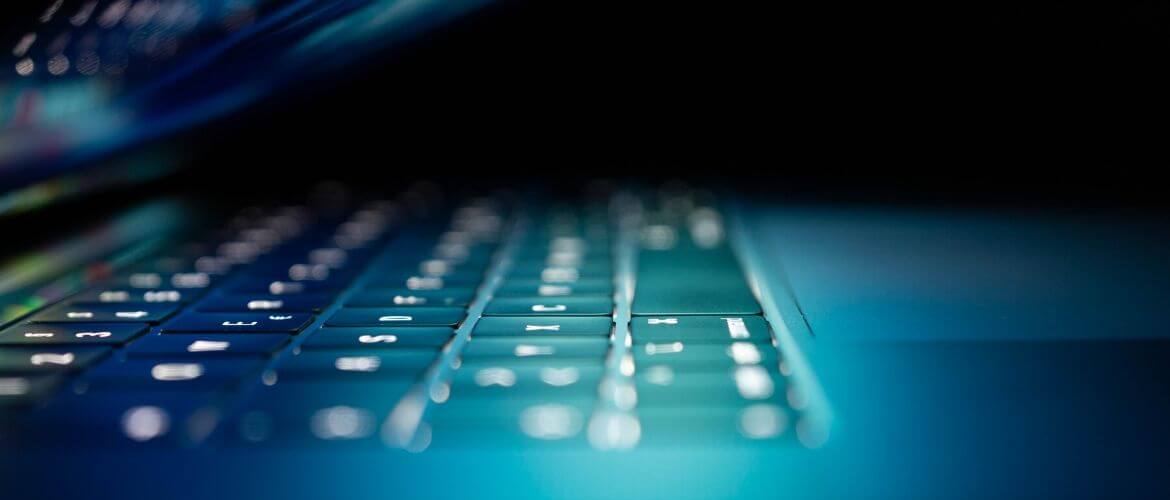 "Фото компьютера с клавиатурой и другим компьютерным оборудованием, электроникой и аппаратурой"